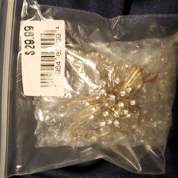 Butterfly Gold Tone Brooch - Picture 3 of 3